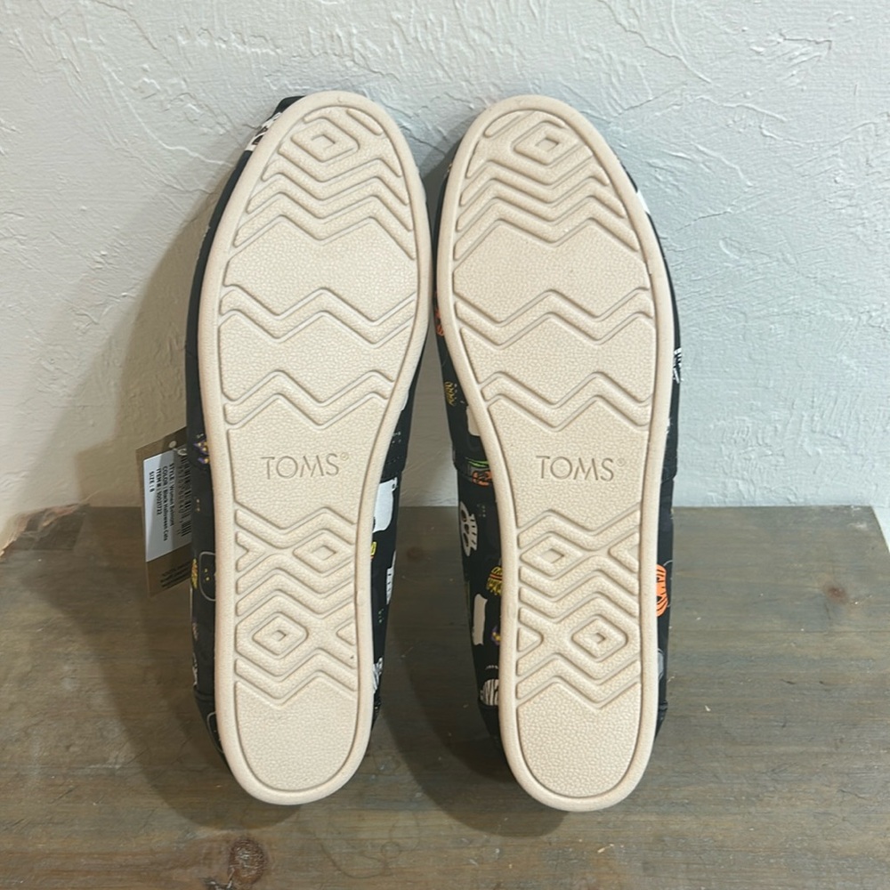 NWT Toms Halloween Black Cats Pumpkins Skulls Slip On Size 8 - Picture 5 of 7